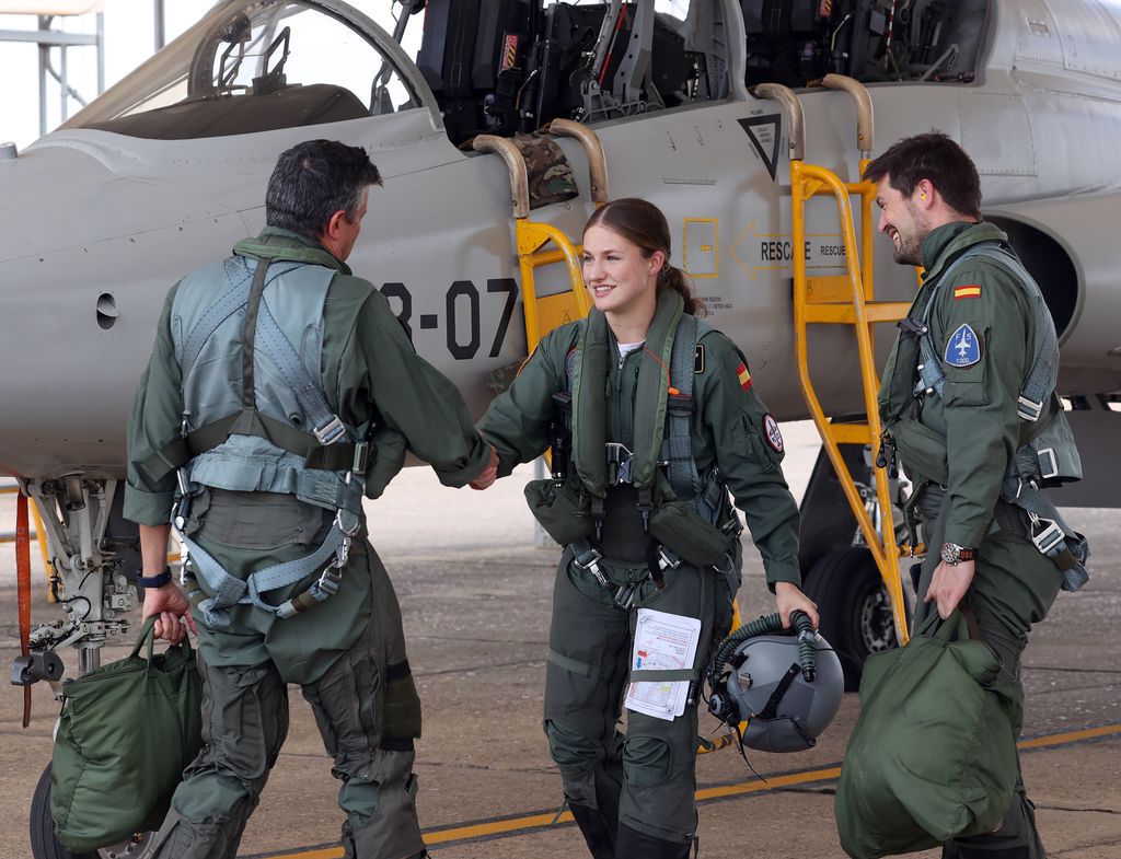 La princesa Leonor saluda al coronel jefe de la BA de Talavera la Real, Daniel Fernández de Bobadilla Lorenzo, tras el vuelo de instrucción con el avión de combate F5