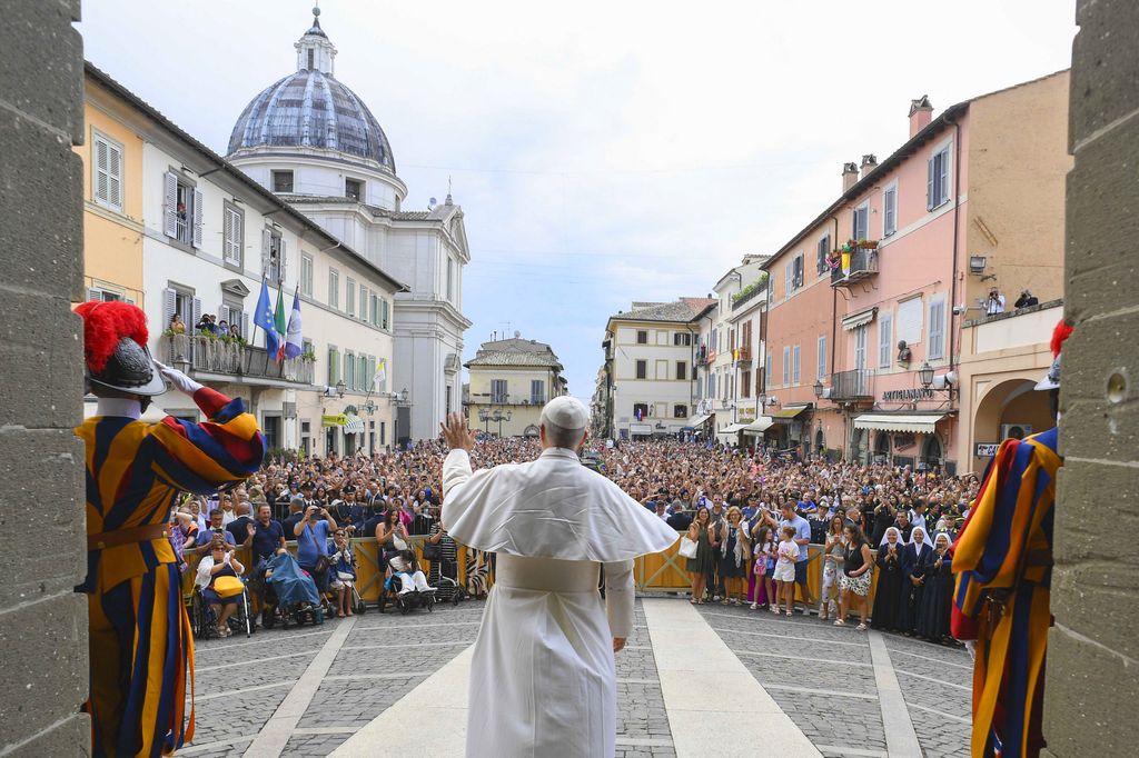 Papa León XIV saluda a las puertas del Palacio Pontificio de Castelgandolfo, Italia