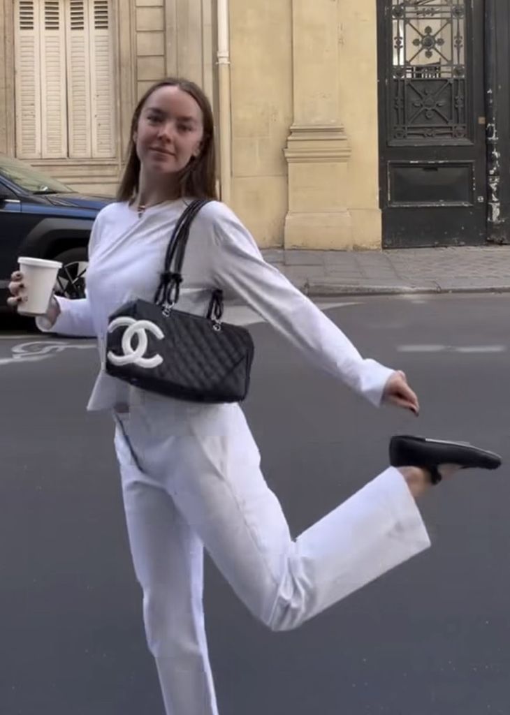 Alexandra de Hannover en París con look blanco con bailarinas y bolso Chanel