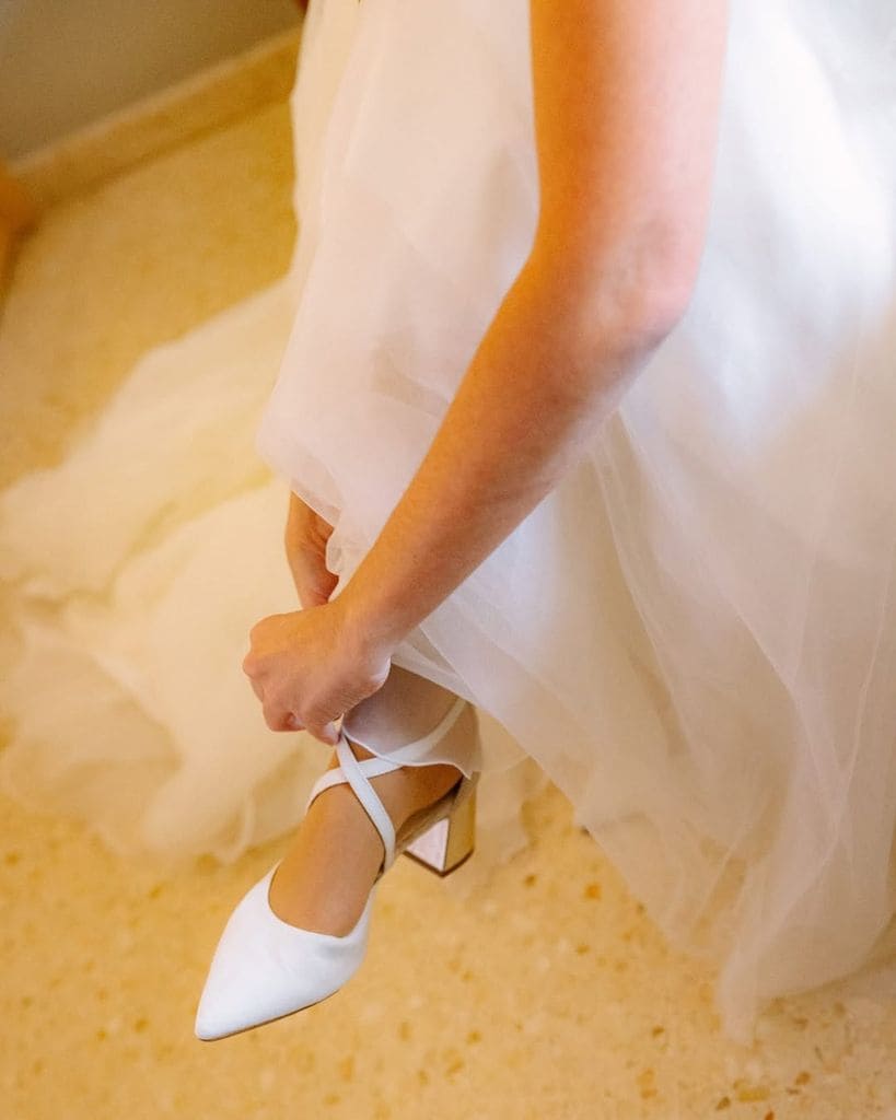 Zapatos de novia con empeine cruzado de Miss Honolulu