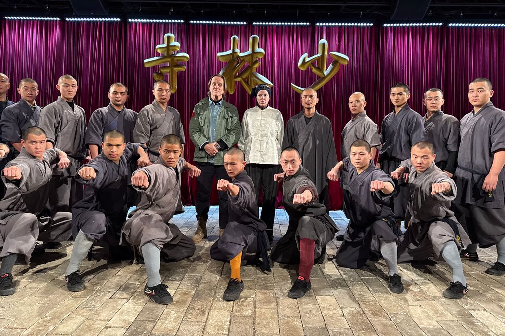 Kitín Muñoz y Kalina de Bulgaria con los monjes del templo Shaolin