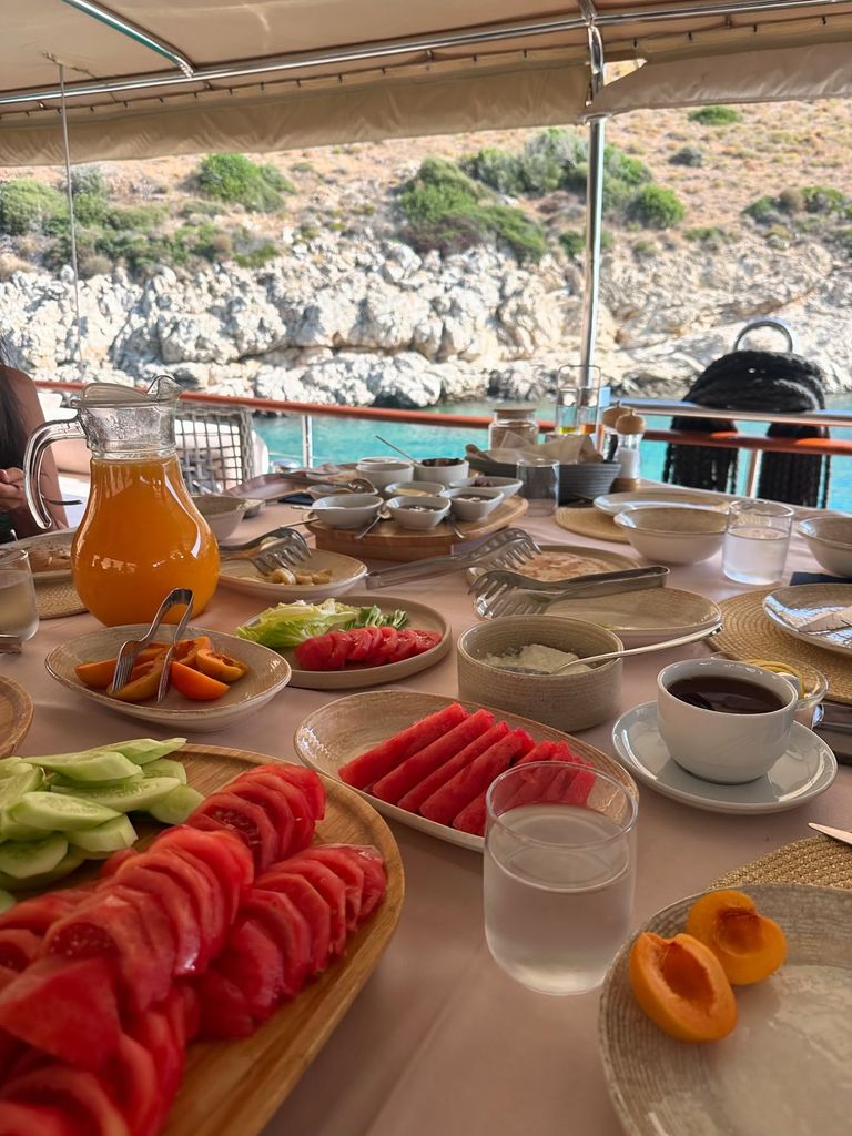 Cubierta de un barco con desayuno a base de frutas