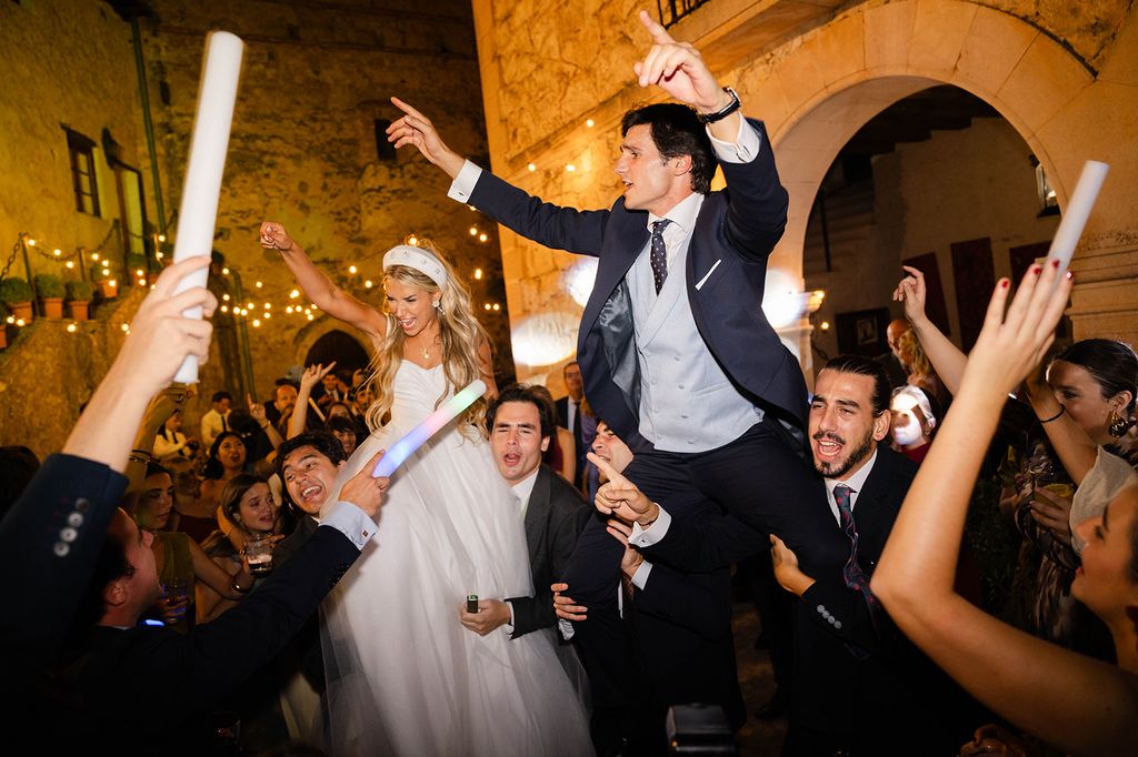 Paloma y Juan celebrándolo con sus amigos