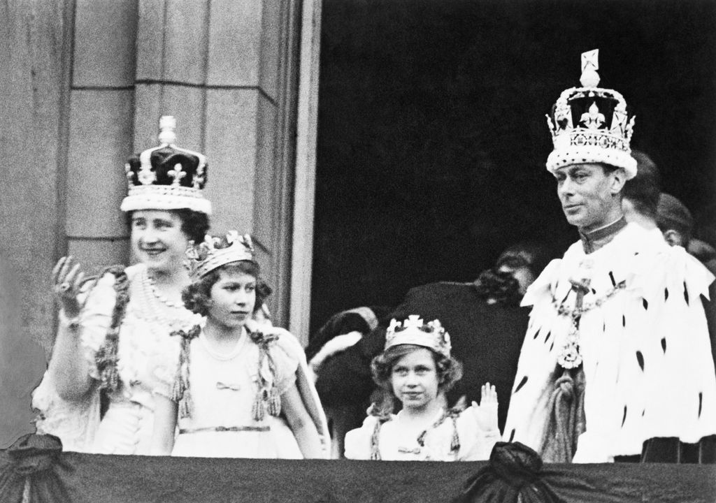 El rey Jorge VI y la reina Isabel saludan desde el balcón de Buckingham Palace tras su coronación, en una ceremonia en la que la corona —engastada con el legendario diamante Koh-i-Noor— simbolizaba el poder y la herencia de la monarquía británica