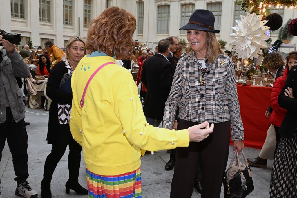 La infanta Elena en el Rastrillo Nuevo Futuro hablando divertida con Ágatha Ruiz de la Prada