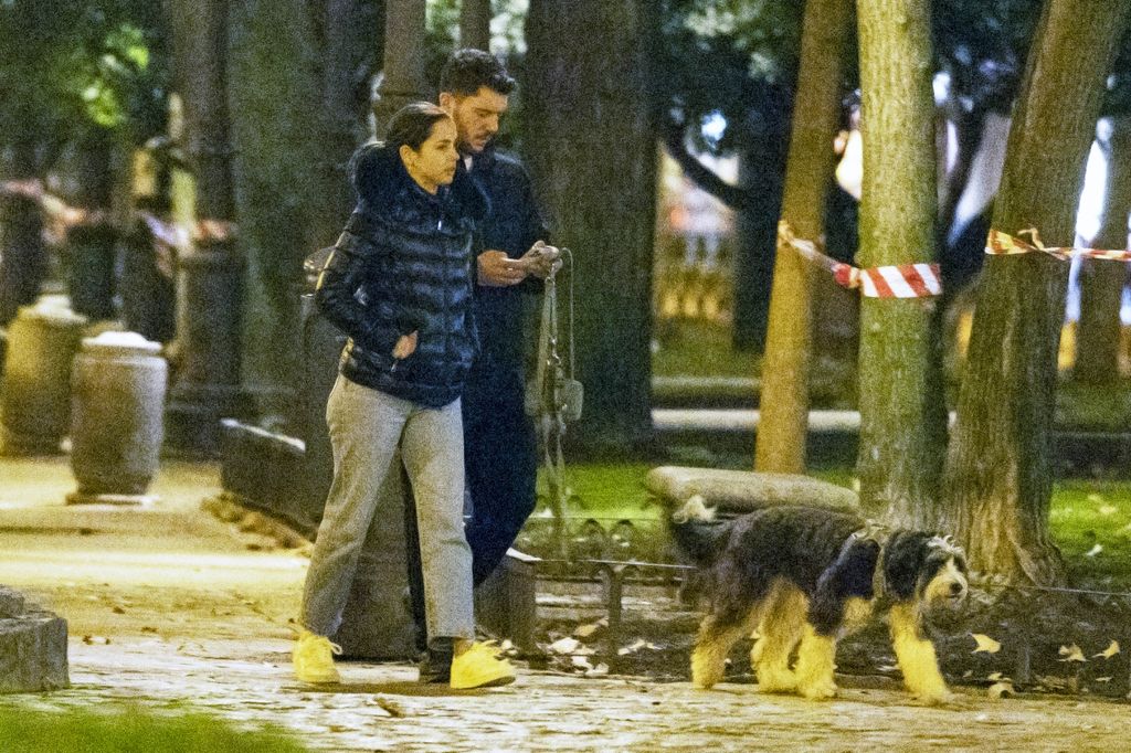 Ana de Armas y su novio, Manuel Anido, pasean con su mascota por las calles de Madrid