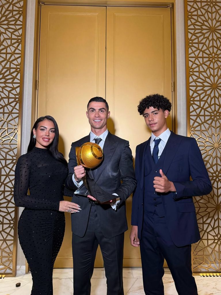 Georgina Rodríguez junto a Cristiano Ronaldo y su hijo en la Globe Soccer Awards 2025 en Dubai