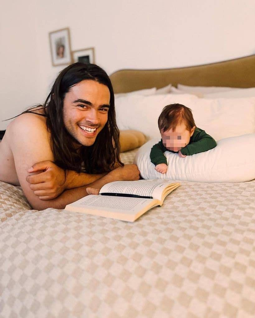 La pequeña Louetta con su padre Derek