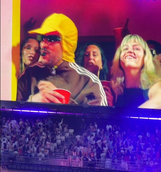 La actriz ha disfrutado del espectáculo cantando y bailando junto al artista