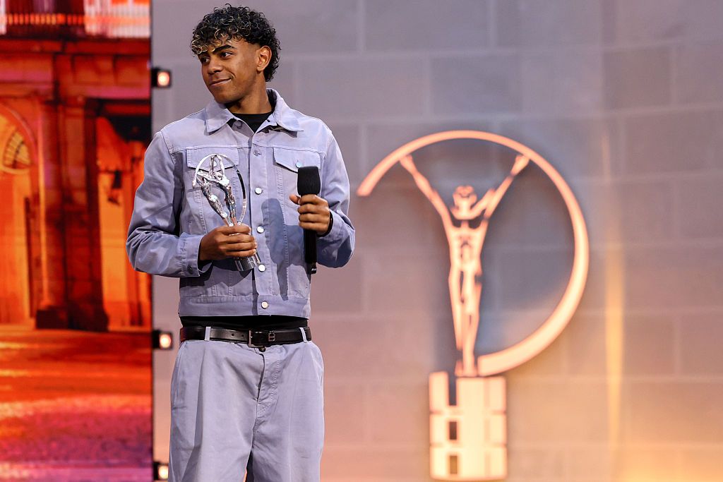 Lamine Yamal posa con el Premios Laures que le reconoce como el Mejor Deportista Joven