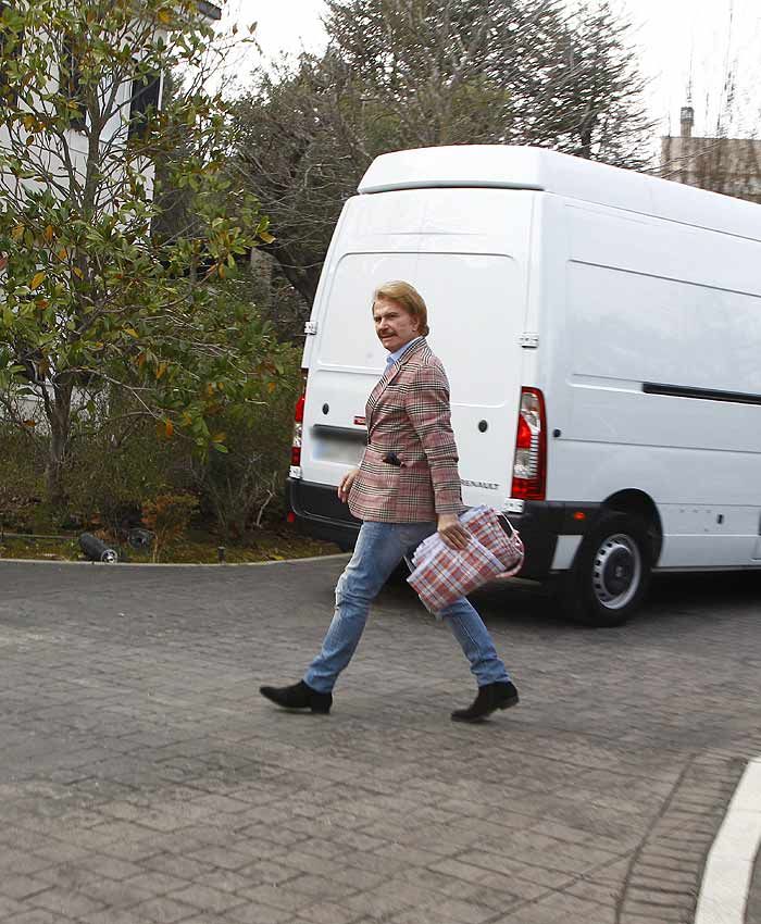 Edmundo Arrocet vuelve a casa de María Teresa Campos con el camión de la mudanza