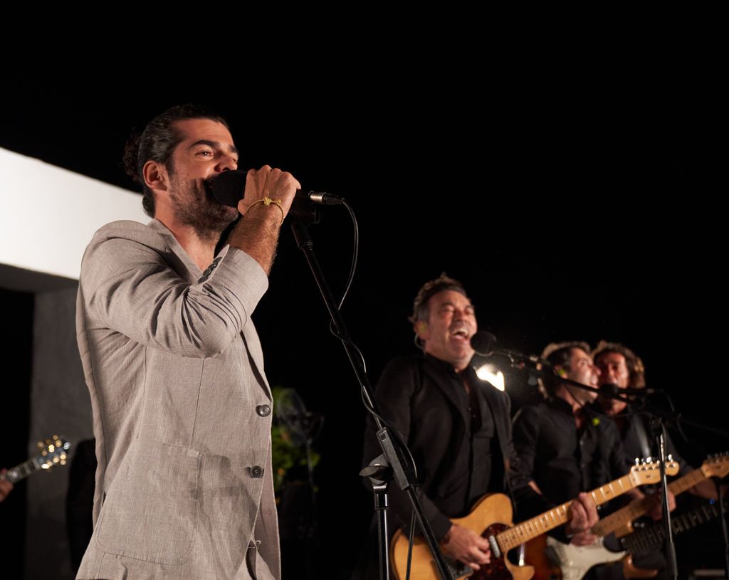 Miguel Ángel Muñoz canta con Café Quijano durante la inauguración de la nueva edición de Atardeceres Larios en Málaga. Junio de 2024