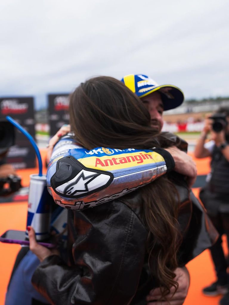 El abrazo del piloto con su chica tras ganar la carrera al sprint