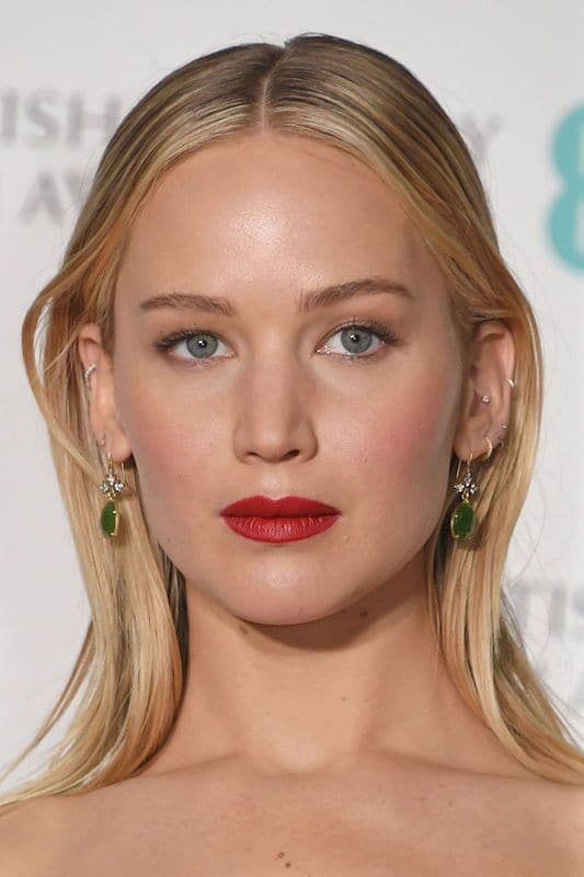 Jennife Lawrence con labios color rojo