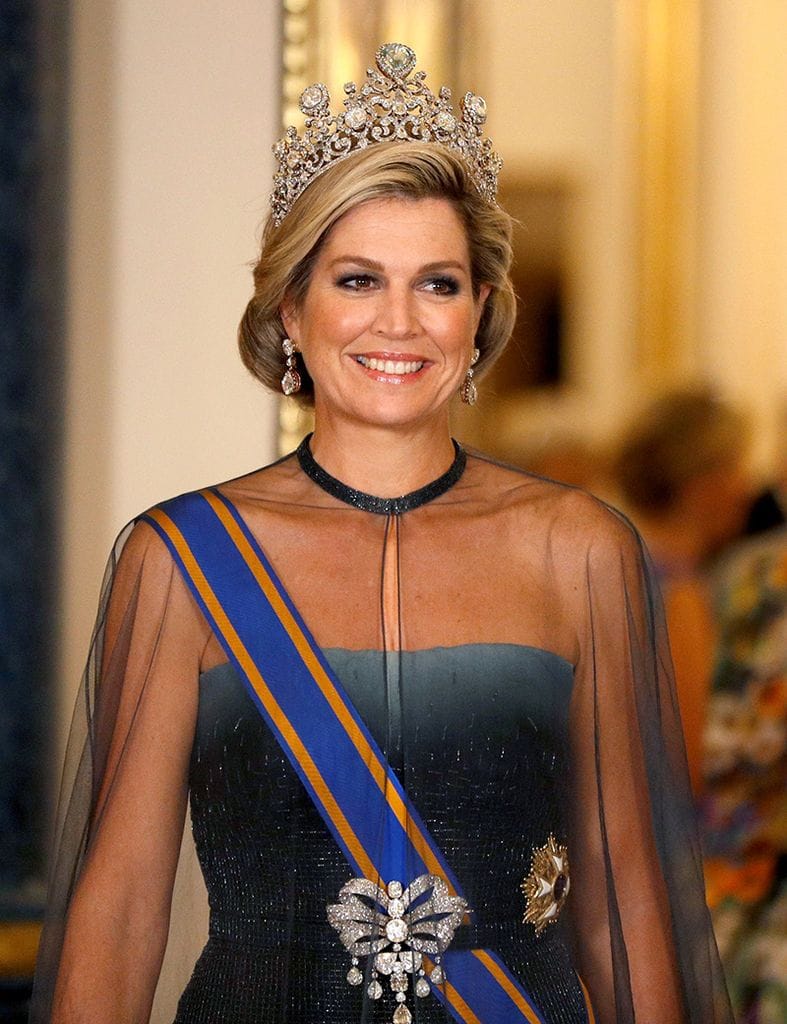 Máxima impacta con un vestido de escote viral y la tiara más valiosa