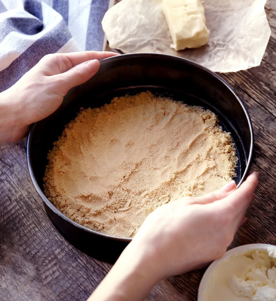 La base de la tarta será la clásica de galleta y mantequilla.
