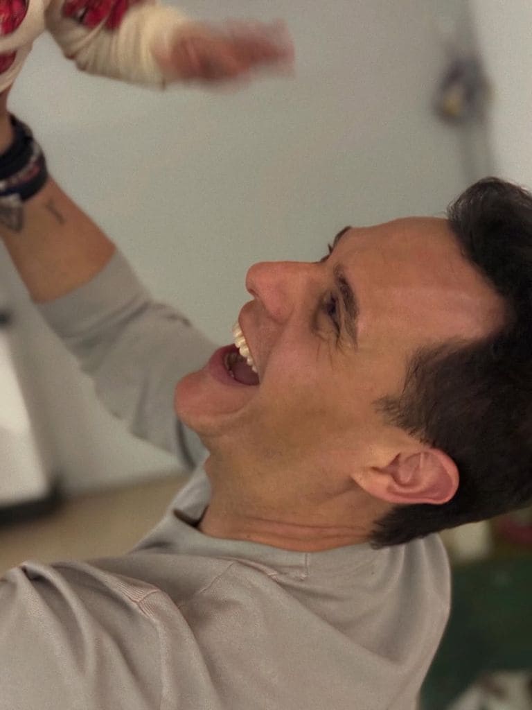 Christian Gálvez jugando con su hijo