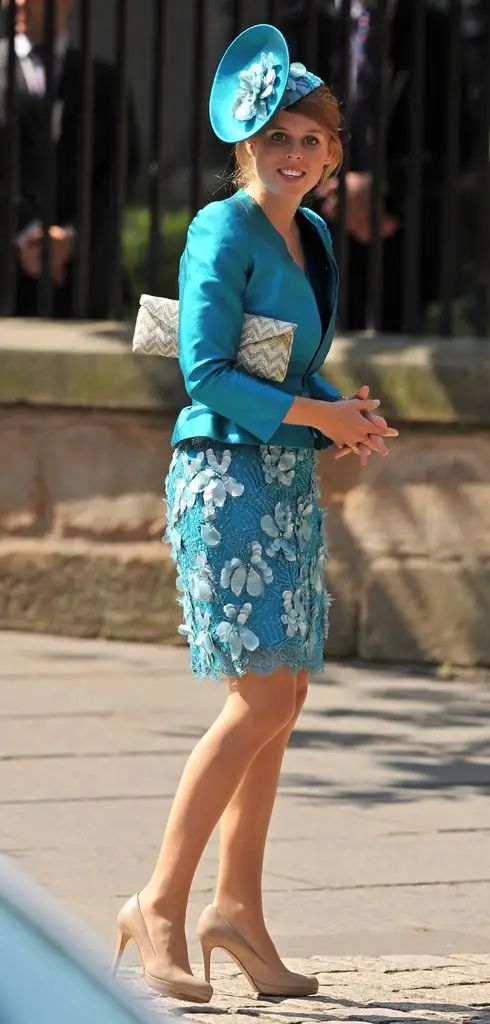 Beatriz lució radiante de azul en la boda de Zara y Mike Tindall