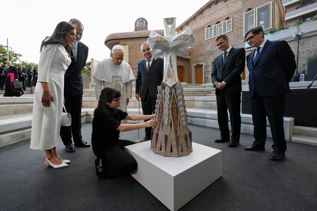 Los Reyes con el Papa León XIV a las puertas de la Sagrada Familia de Barcelona