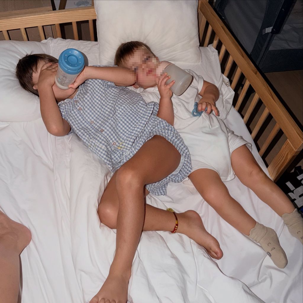 Imagen que ha compartido Lucía de los hermanos juntos en una cuna