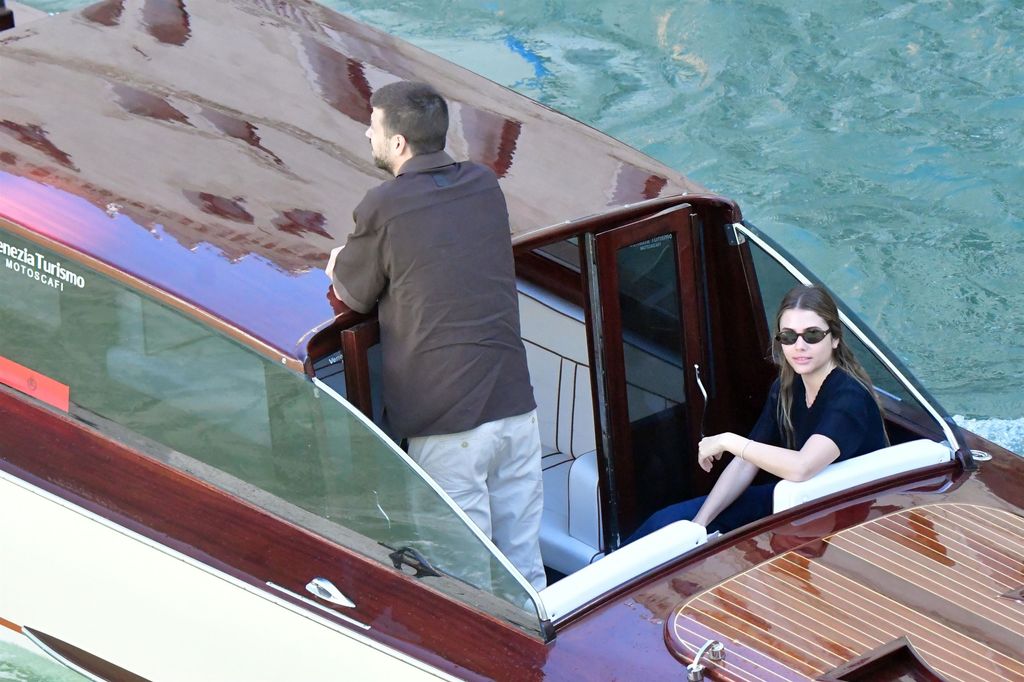 Gerard Piqué y Clara Chía fueron fotografiados viajando en los famosos taxis acuáticos de Venecia.