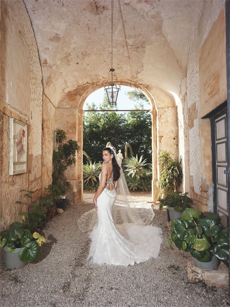 La cantante posa su vestido luego de dar el sí a su ahora esposo Callum Turner.