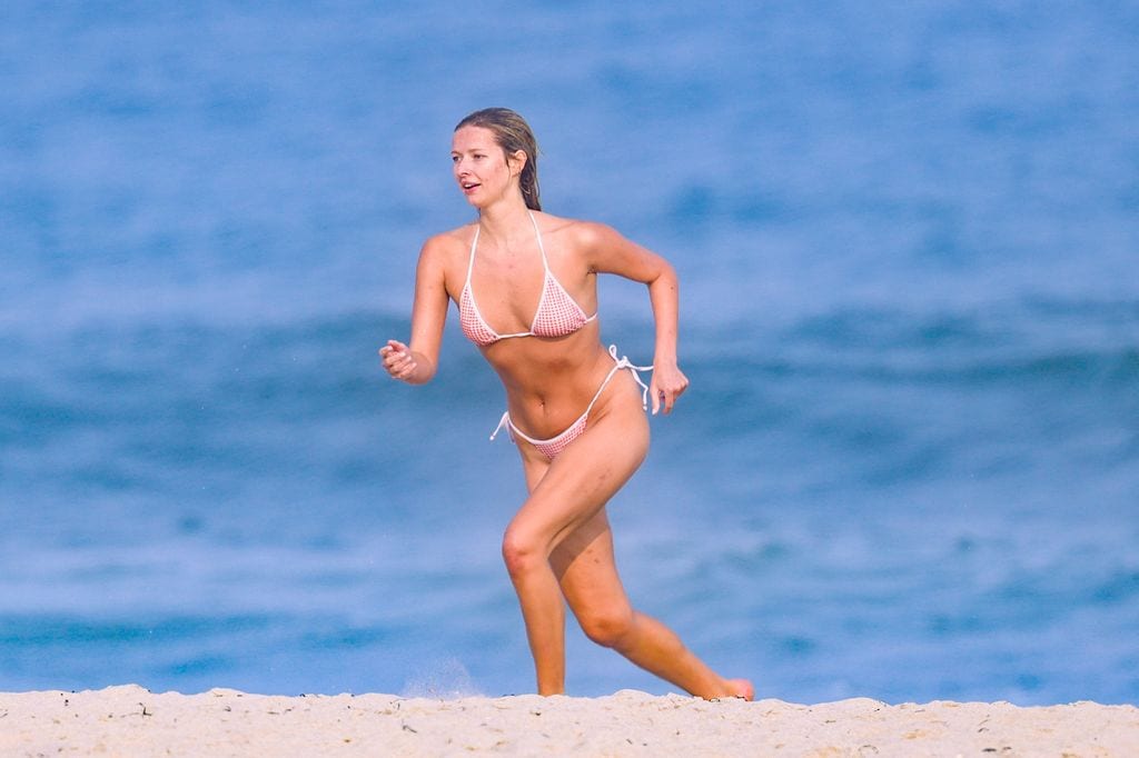Apple Martin fue vista disfrutando de la playa en los Hamptons con buena compañía.