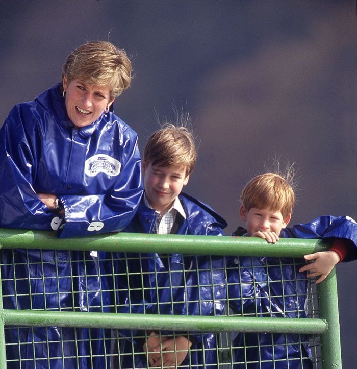 princesa Diana de Gales con sus dos hijos