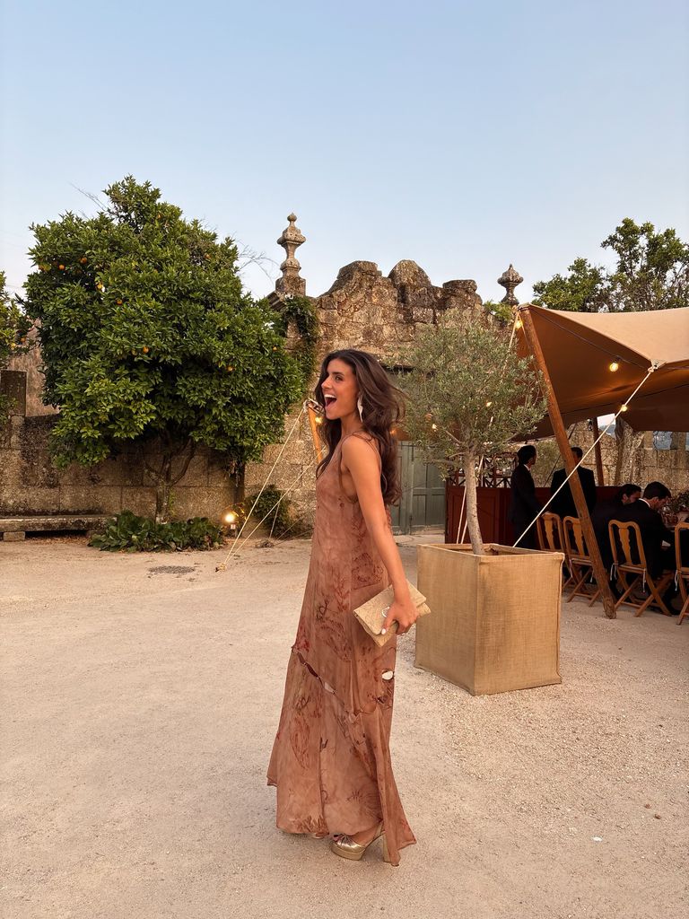 Sofía Marques, con un vestido fluido que dialogaba con la puesta en escena