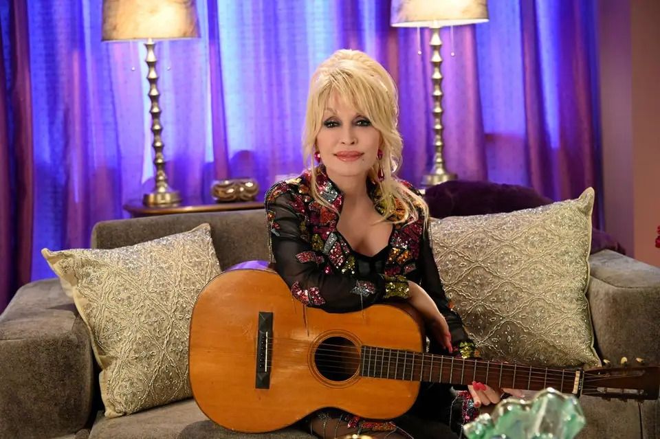 Dolly Parton rememora su vida a través de la canción "Songteller"