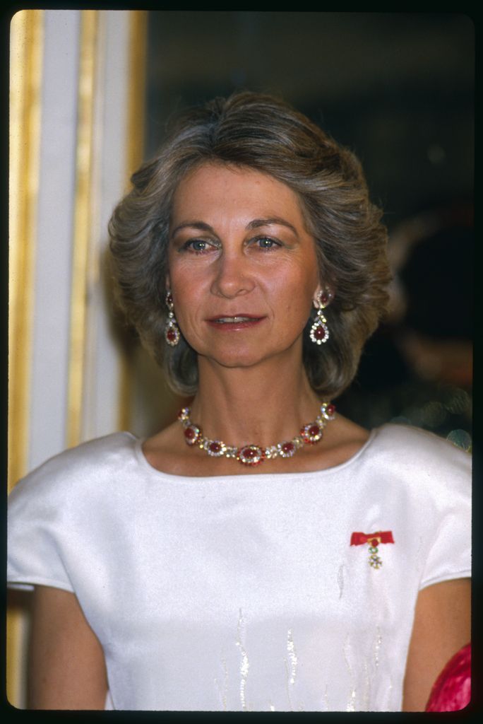 La reina Sofía luciendo sus pendientes durante la visita oficial de la realeza a París. 