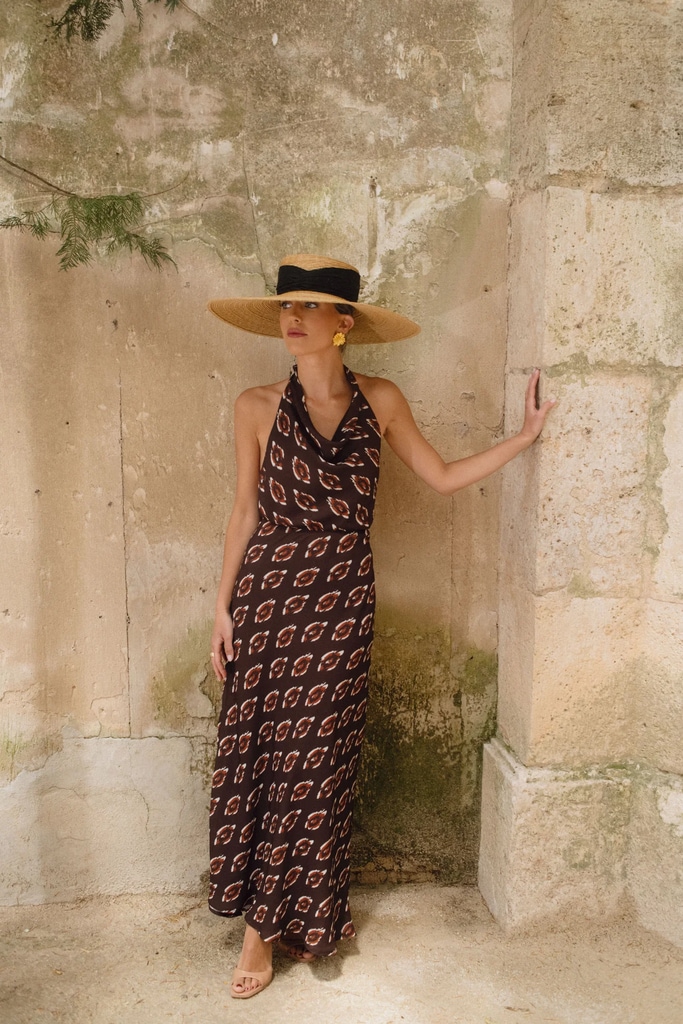 Invitada con look de Deluem y tocado