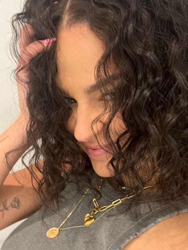 Laura Escanes sorprende con su pelo rizado