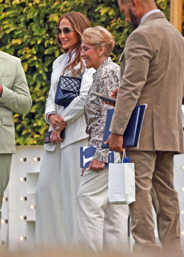 Jennifer Lopez y su madre, la señora Guadalupe Rodríguez, en la ceremonia de graduación de Emme. 