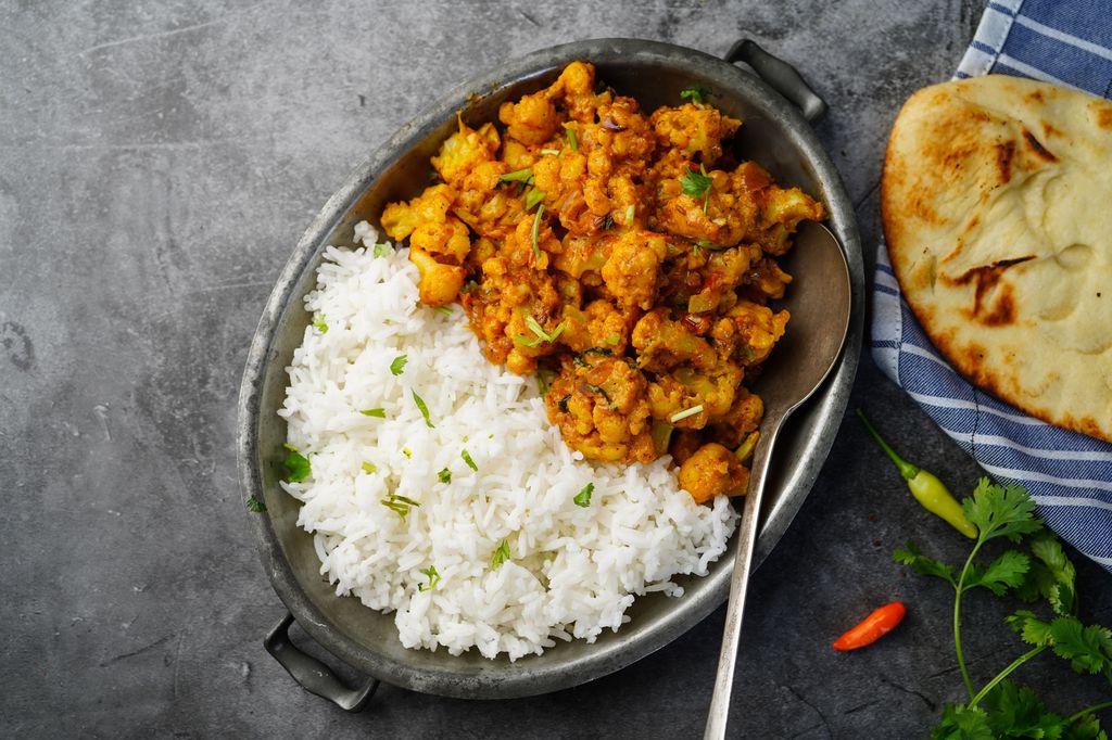 El Aloo Gobi se suele servir con arroz y/o algún pan plano tipo naan o chapati