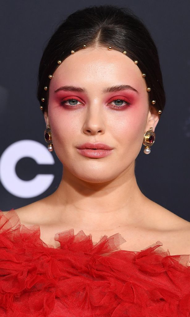 katherine langford luce incrustaciones en su melena
