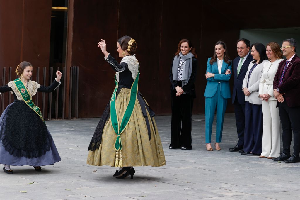 A su llegada, doña Letizia ha sido recibida por dos falleras
