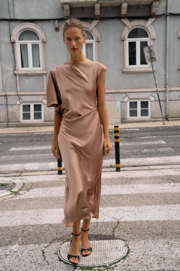 Vestido de invitada de Zara