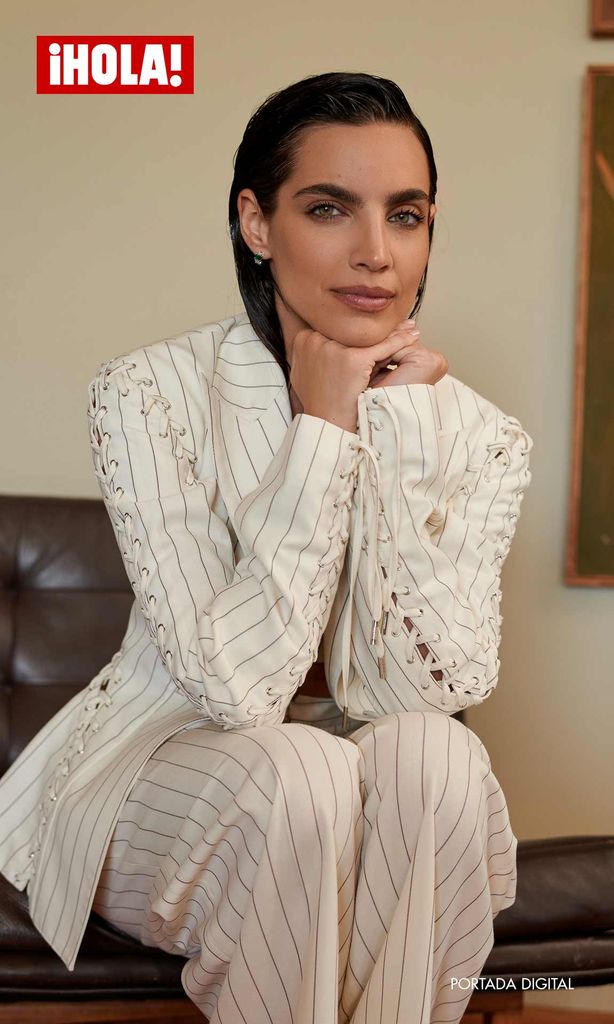 Fotógrafo: Esteban Calderón | Stylist: Rafael Linares | Peinado: Aviva Jansen Perea | Maquillaje: Carola González | Chaqueta, bra, pantalones: Jean Paul Gaultier | Zapatos: Alevi | Aretes, anillos: Lilou 