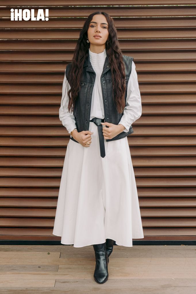 Marcelia viste un atuendo boho-chic compuesto por una blusa de Yakampot, maxifalda plisada de Massimo Dutti y un chaleco de piel heredado por su padre, Joan Sebastian. Complementa con aretes de Tous y anillo y brazalete de UNOde50. 