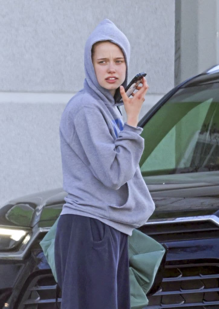 El pasado 12 de abril, Shiloh Jolie fue captada en Los Ángeles mientras hablaba por teléfono