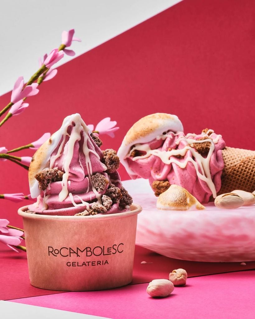 Sorbete de cereza con galleta de pistacho, merengue, chocolate blanco y chocolate con leche