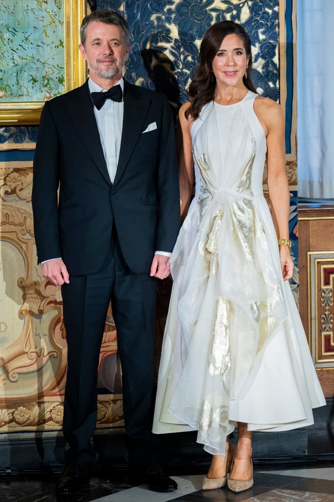 Mary de Dinamarca, radiante de blanco y dorado en la publicación de un nuevo retrato de su marido, el rey Federico X