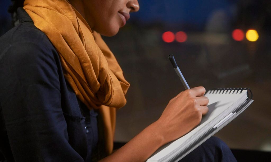 mujer escribiendo