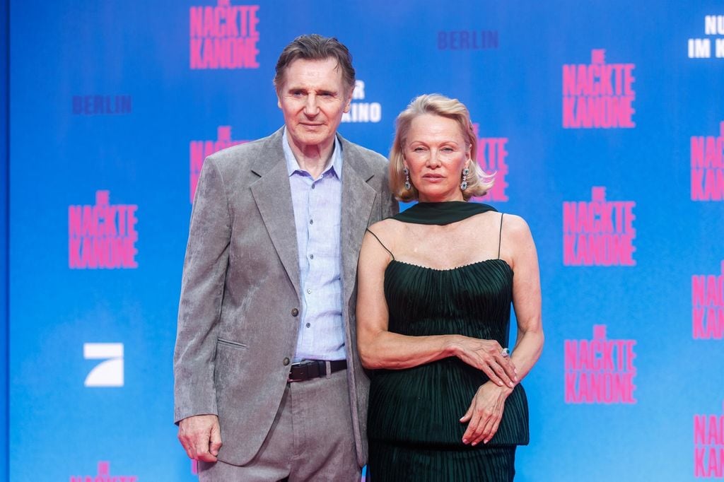 Pamela Anderson confirma que su relación sentimental con Liam Neeson duró solo una semana