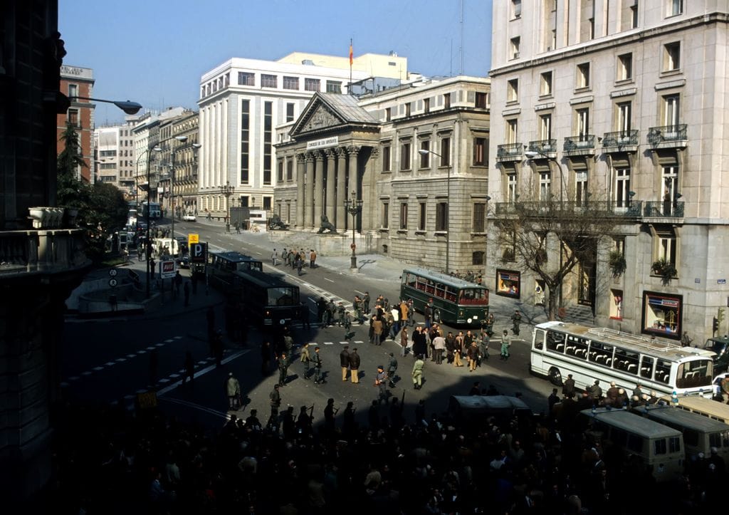 El Congreso de los Diputados rodeado de policías y periodistas el 23 de febrero de 1981