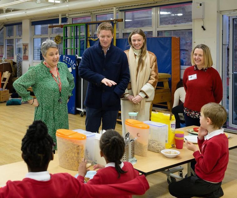 El duque de Westminster y Olivia Henson en un acto con los más pequeños para que aprendan sobre alimentación saludable y sostenible