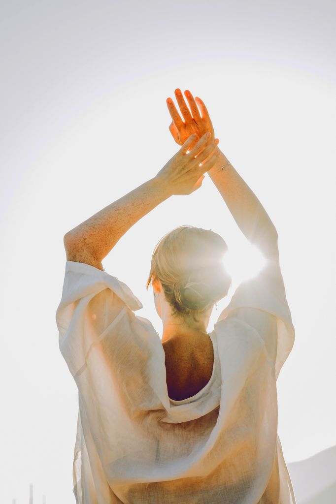 Mujer se expone al sol al amanecer
