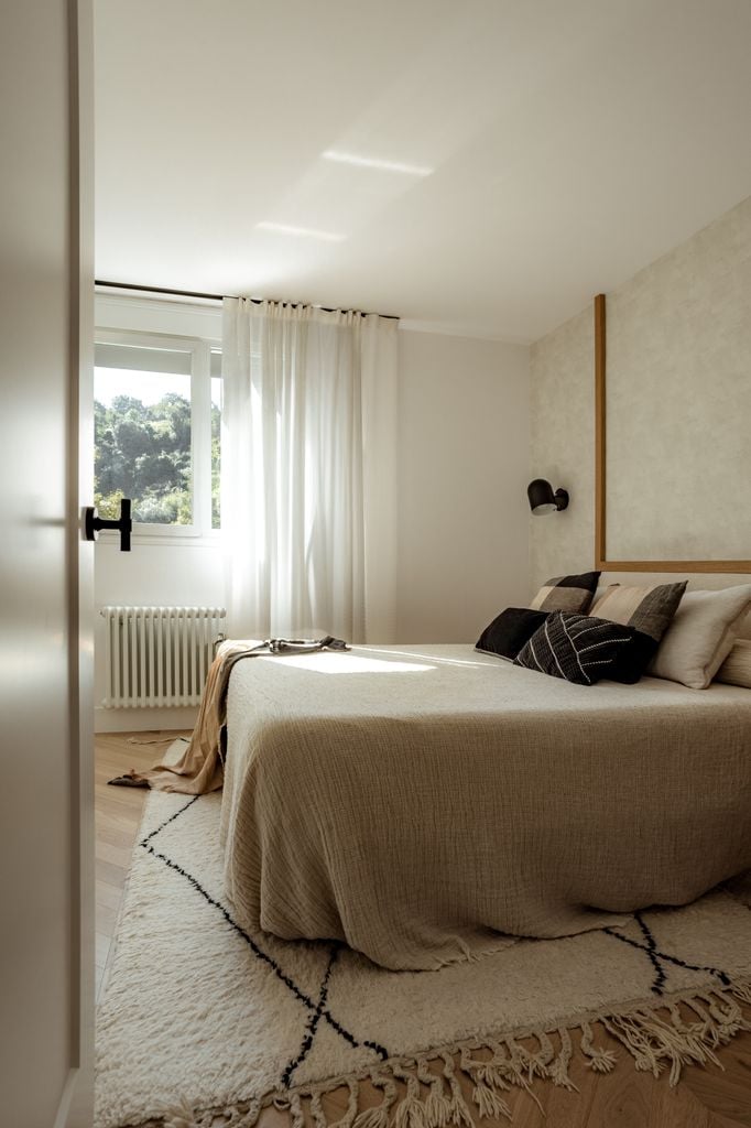 Dormitorio decorado en tonos beis