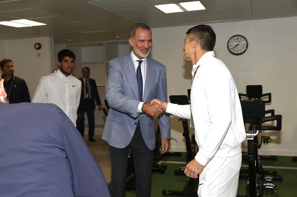 El médico de Carlos Alcaraz con el rey Felipe VI